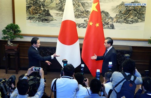 Chinese, Japanese Foreign Ministers hold talks on bilateral relations - ảnh 1
